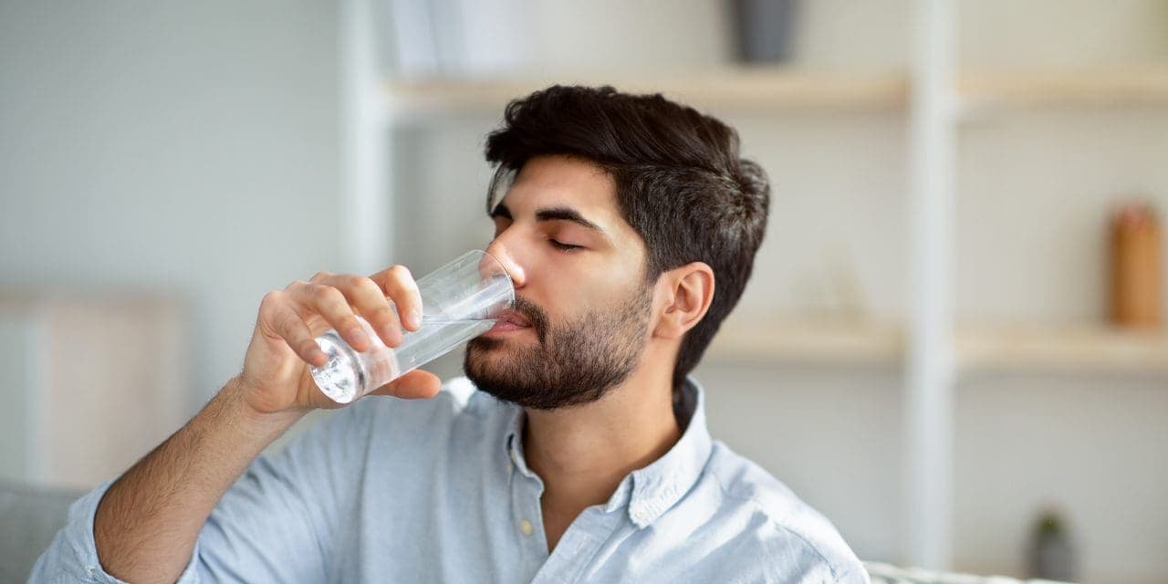 hombre bebiendo un vaso de agua